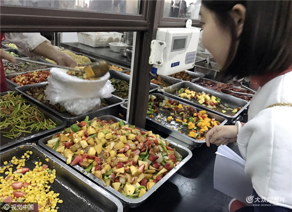 龙子湖大学城一高校食堂内现奇葩黑暗料理,引前来就餐的学生围观拍照