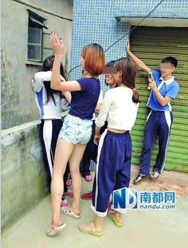 女生晒殴打同学逼其下跪照片续：警方已安排验伤