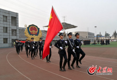 藏蓝色的校服,整齐的步伐,坚毅的面孔构成了安徽警官职业学院的亮丽