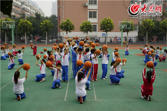 济宁市观音阁小学师生排练篮球操《少年篮球梦》