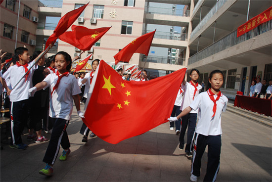 洪家楼第二小学举行 "红领巾相约中国梦"升旗仪式暨一
