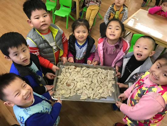 幼儿园冬至小班组包饺子活动