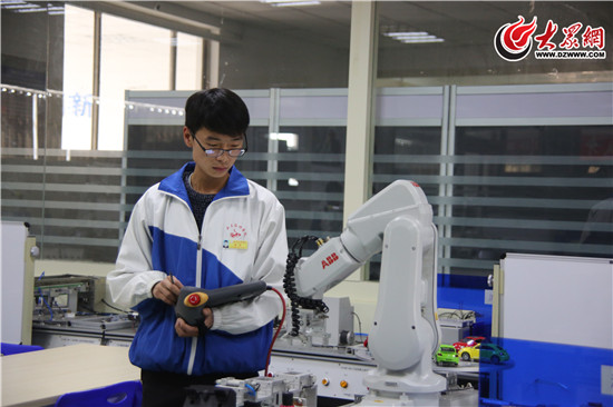 山东技师学院在全国工业机器人技术应用大赛喜