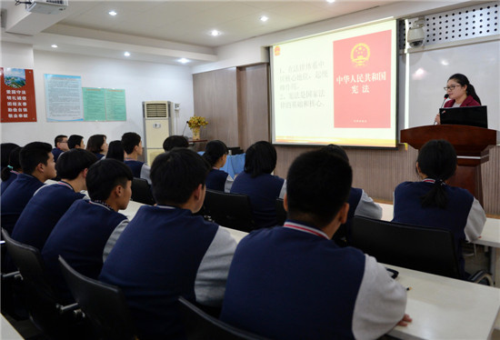 学法守法从我做起宪法日济南九职专学子学习宪法知识