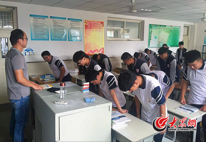 南理工学子声声祝福送恩师 一片真情暖心田_职业院校