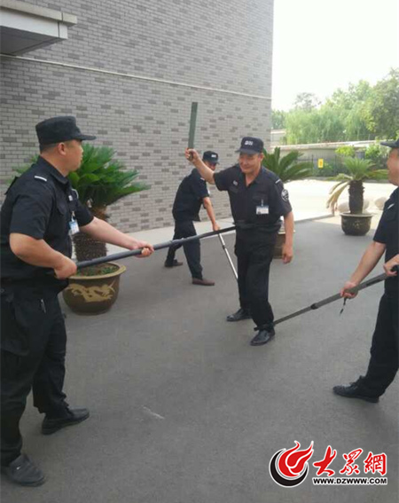 济南信息工程学校组织保安人员培训演练 加强