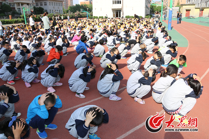 济南市新世界小学举行防空疏散演习