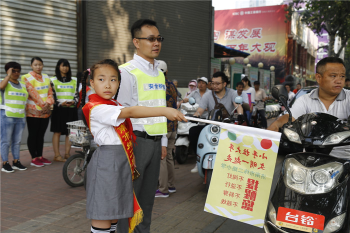 济南市纬二路小学启动小手拉大手 文明一起走