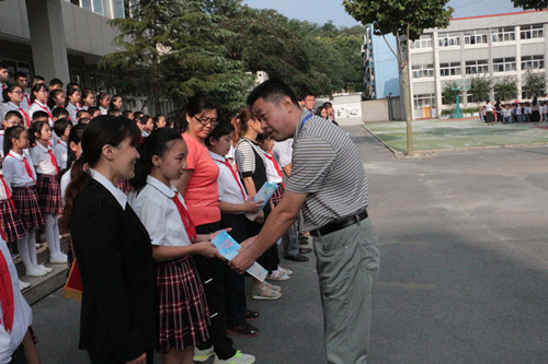 燕翔小学开学典礼暨书香校园之读书漂流瓶活动启动