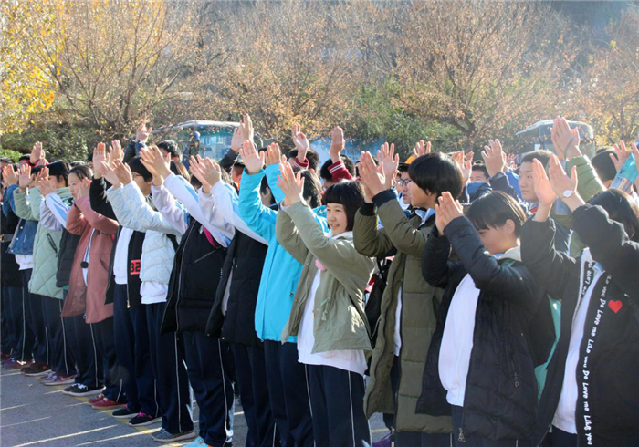 历城区初级实验中学举行初三年级远足活动