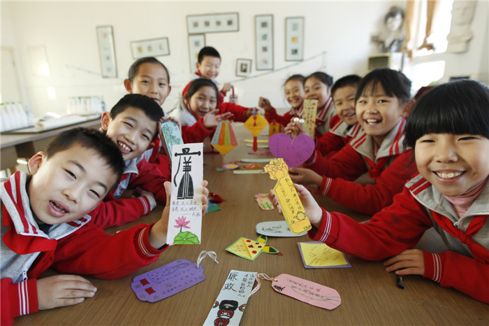 12月19日济南市机场小学的孩子们正在制作廉政警句小