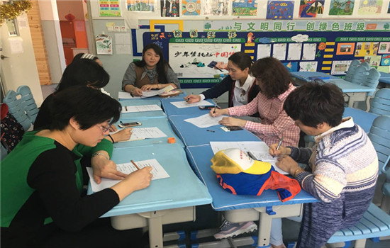 奥龙小学二年级召开班级家委会会议