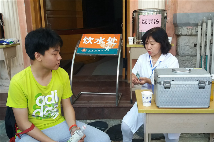 高考第一天在济南中学遇见温情医护人员