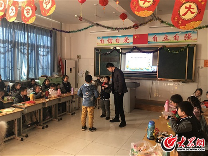 历城区宋刘小学举行"庆元旦 迎新年"师生联谊会