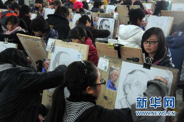 1月21日,考生在貴州師範大學美術專業統考考場參加考試.