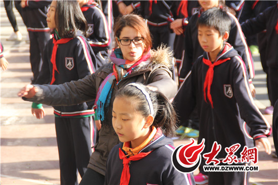 山师留学生到访山师附小,和学生们一起学汉语