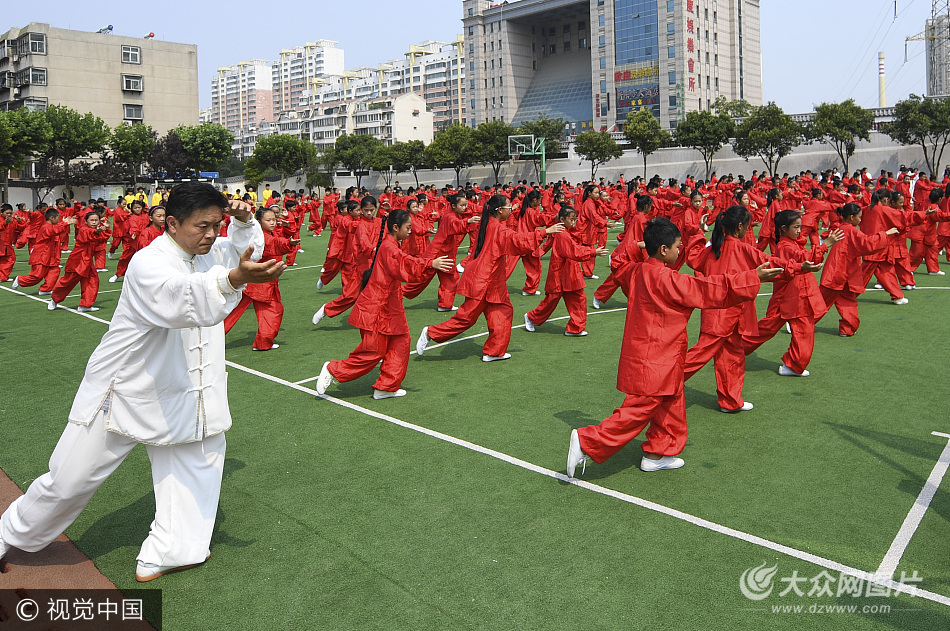 济南一小学校学生习太极拳修身心