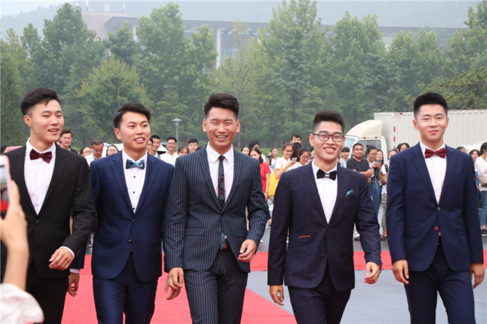 山东师范大学长清湖校区播音系50名学生携导师走红毯