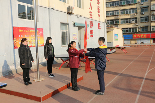 济南市花园小学举行三八妇女节主题升旗仪式