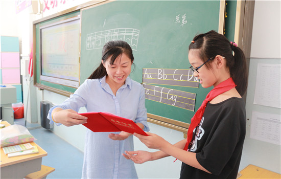 奥龙小学喜迎教师节:书法写师魂 奖状赠老师